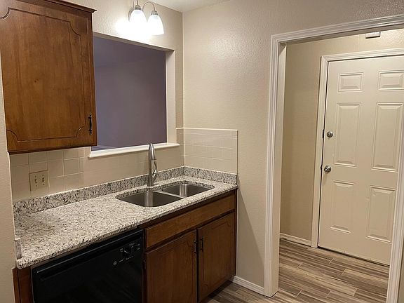 3rd image of 5813 Fordham Dr