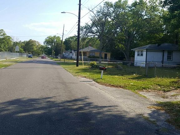 4th image of 956 Detroit St