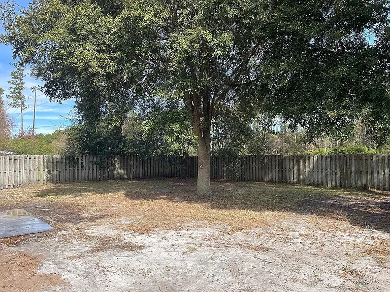 329 Hallowes Dr — Photo 4