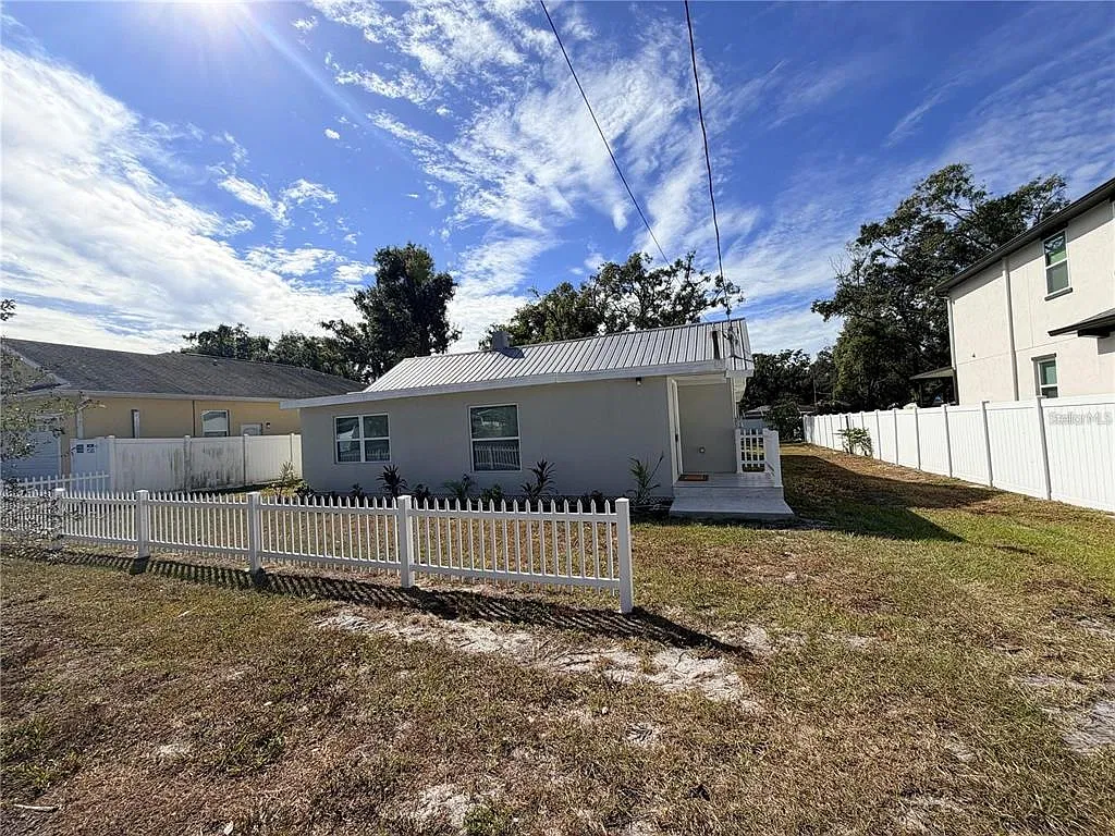 4 bed, 2.0 bath, 1986 sqft, $2,700 — Photo 2
