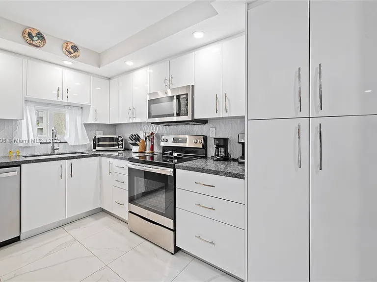 711 S Hollybrook Dr #109 — Photo 5