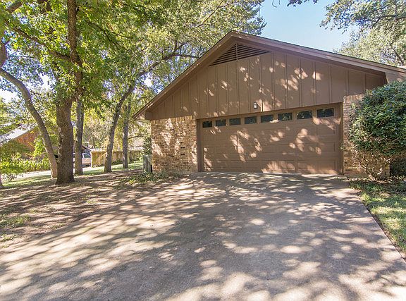 2nd image of 2401 Greenwood Dr