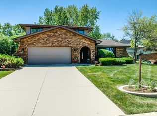 16W671 Marybeth Ct, Willowbrook, IL 60527