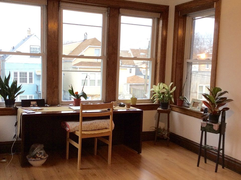 Living room, nice & bright