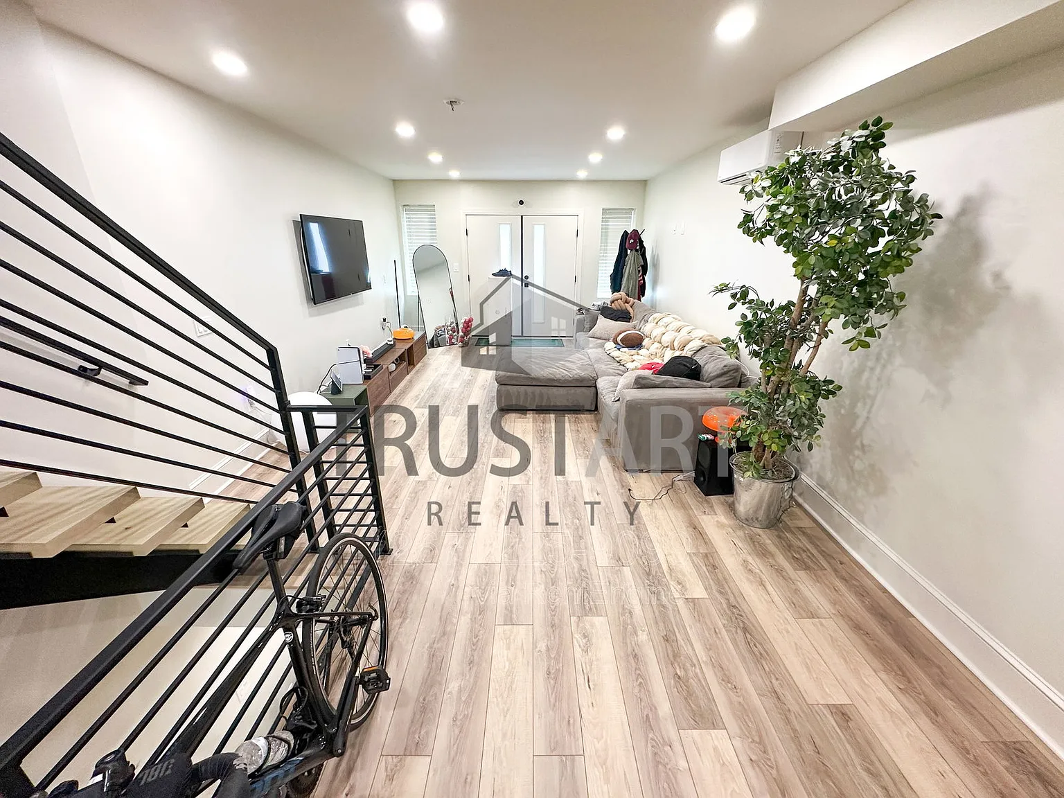4 bed, 4.0 bath, 1575 sqft, $3,650 — Photo 3