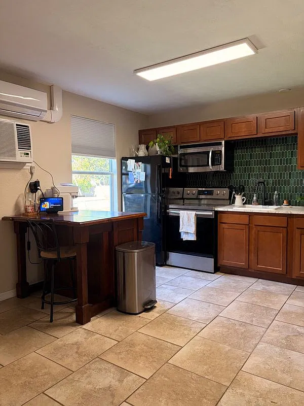 3 bed, 1.0 bath, 988 sqft, $2,020 — Photo 3