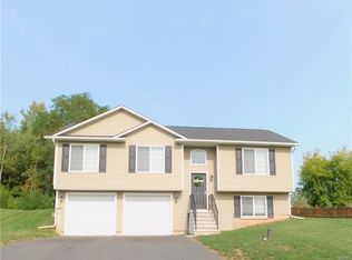 4 White Chapel Rd, Baldwinsville, NY 13027