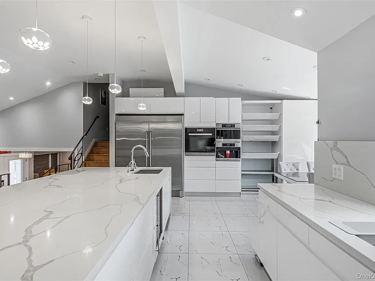31 Sutton Hill Ln — Photo 13