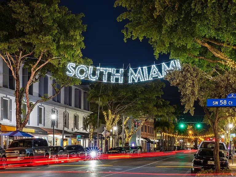 Convenient access to South Miami's renowned dining, retail, and entertainment
