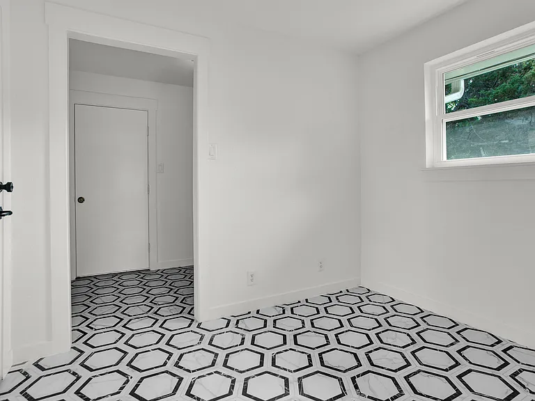 2910 W Crawford St — Photo 14