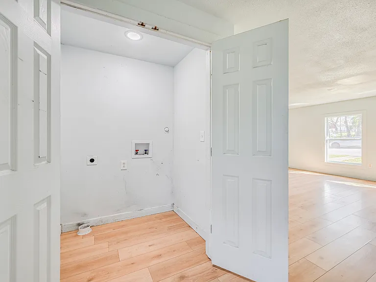 1131 W Johnson St — Photo 14