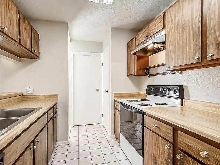1318 Sand Stone Dr — Photo 3