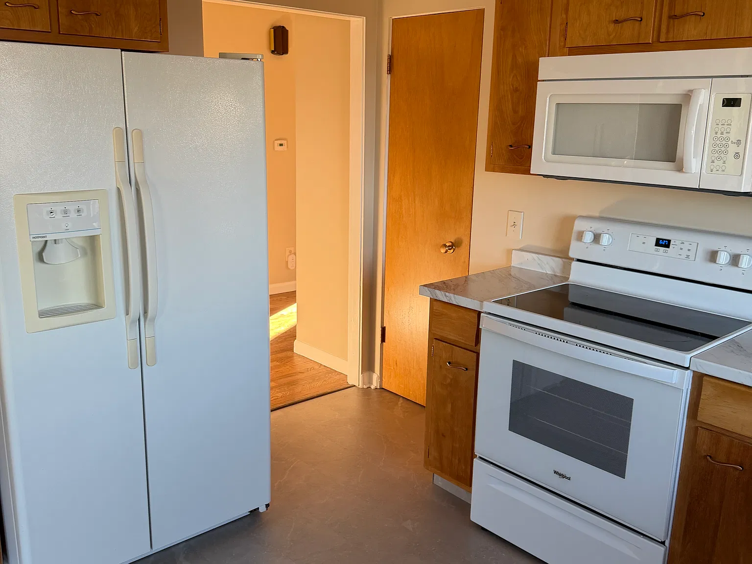 3 bed, 1096 sqft, $2,400 — Photo 4