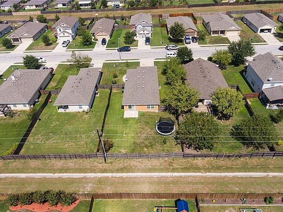 3rd image of 224 Foxglove Dr
