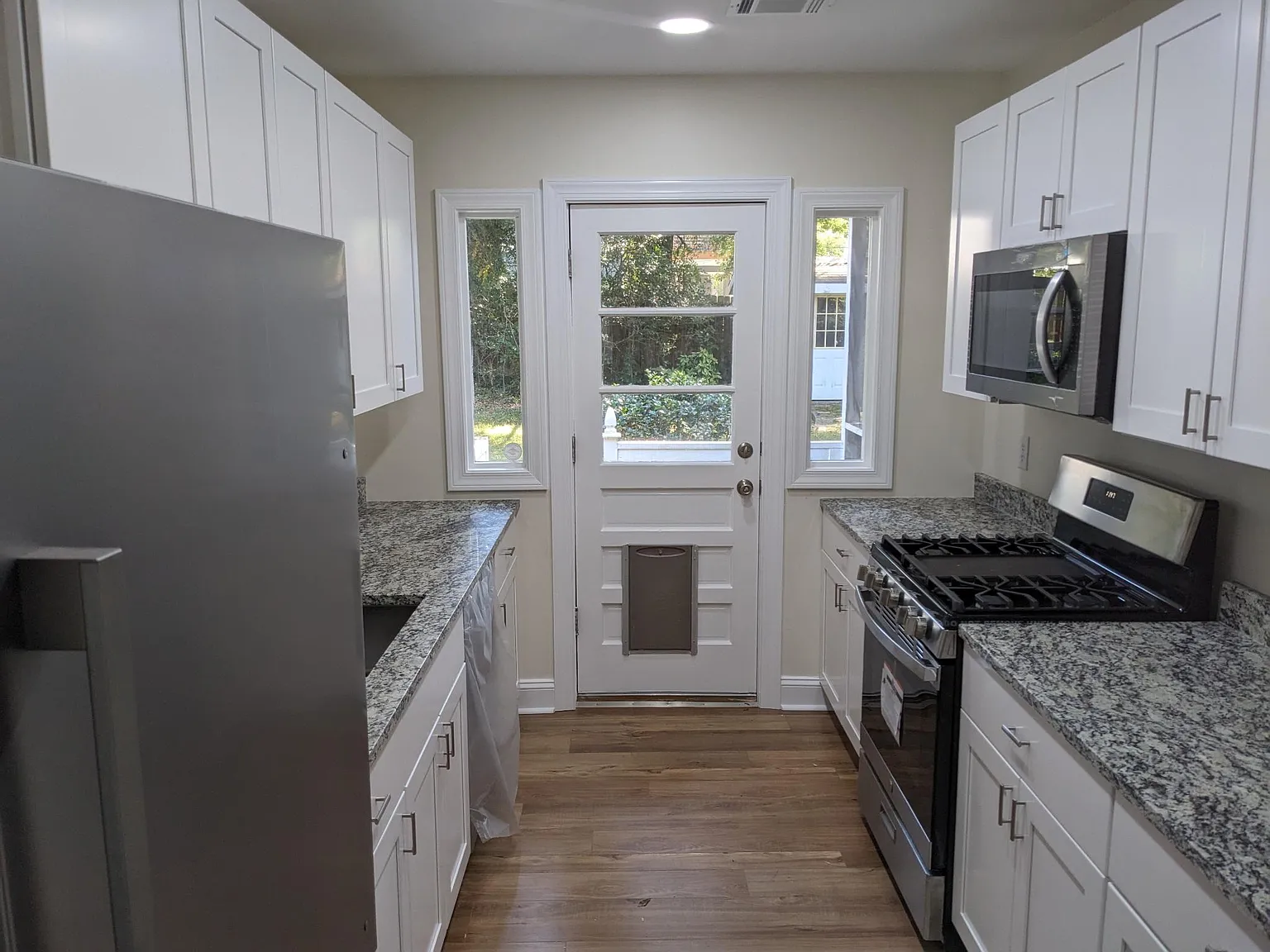 3 bed, 1057 sqft, $2,300 — Photo 3