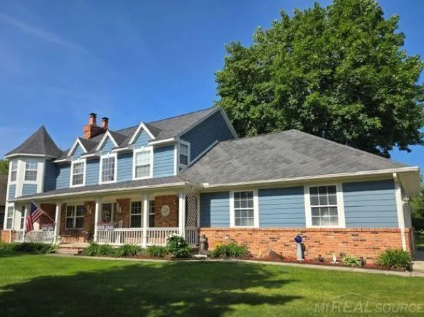 3573 Lakeshore Dr, Waterford, MI 48329