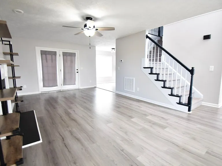 135 Lenoir Dr — Photo 5