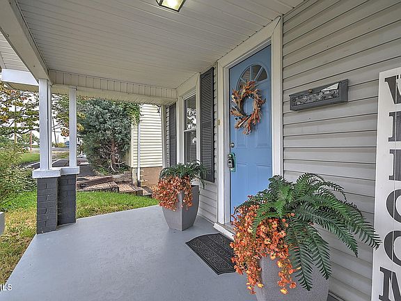 3rd image of 1721 Edgemont Ave