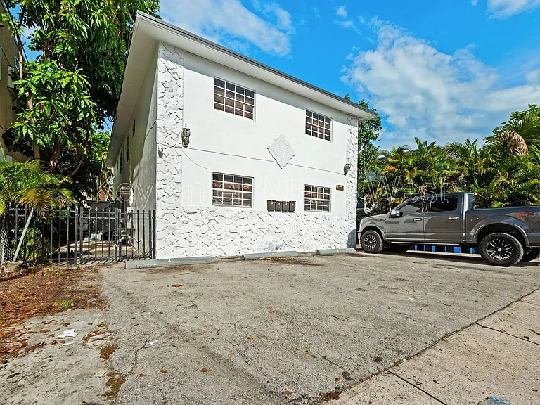 219 NW 10th Ave #4 — Photo 4