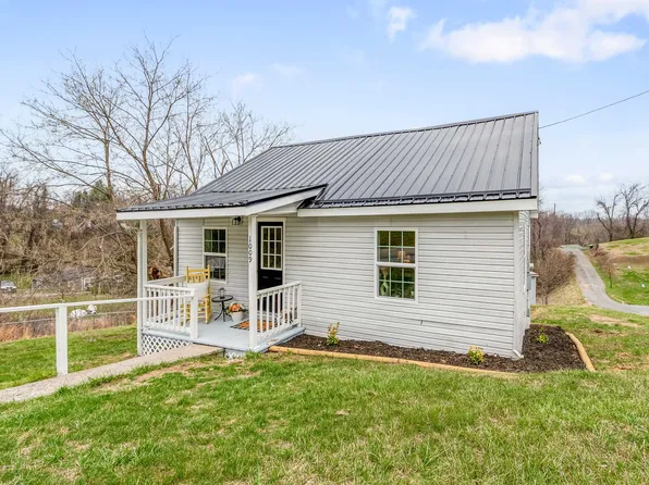 1009 5th St SE, Pulaski, VA 24301