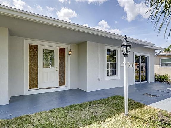 4th image of 811 SW 63rd Way