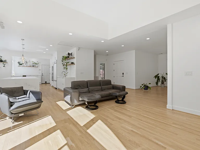 227 NW Seblar Dr — Photo 9