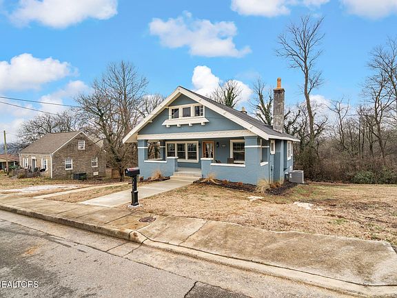 5th image of 725 SE Witt Pl