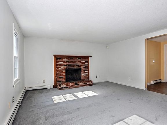 5th image of 11 Megansett Dr