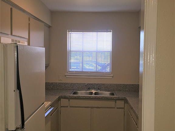 5th image of 4711 Palisade Dr Unit 307