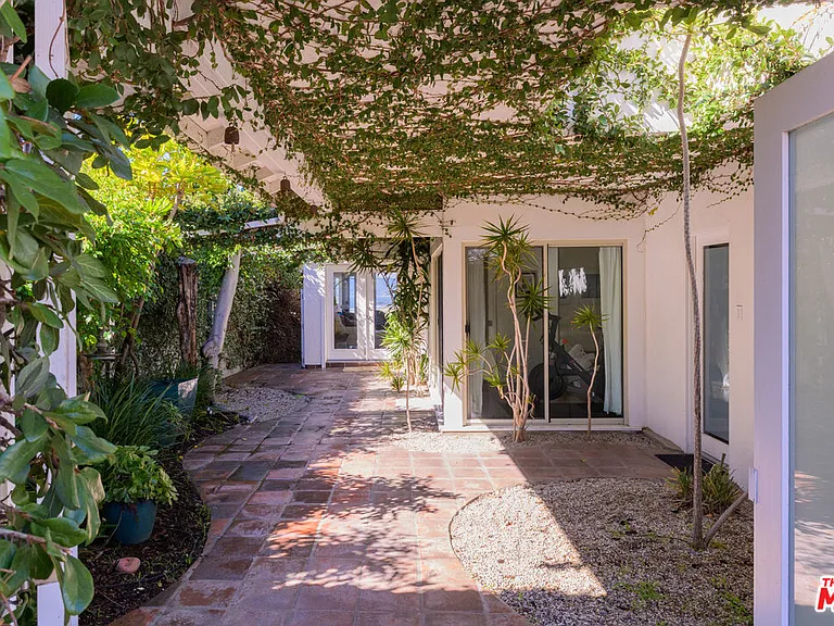 241 Rees St — Photo 3