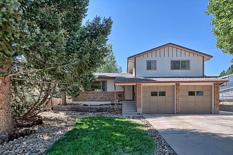 LOVELY FRONT LANDSCAPING