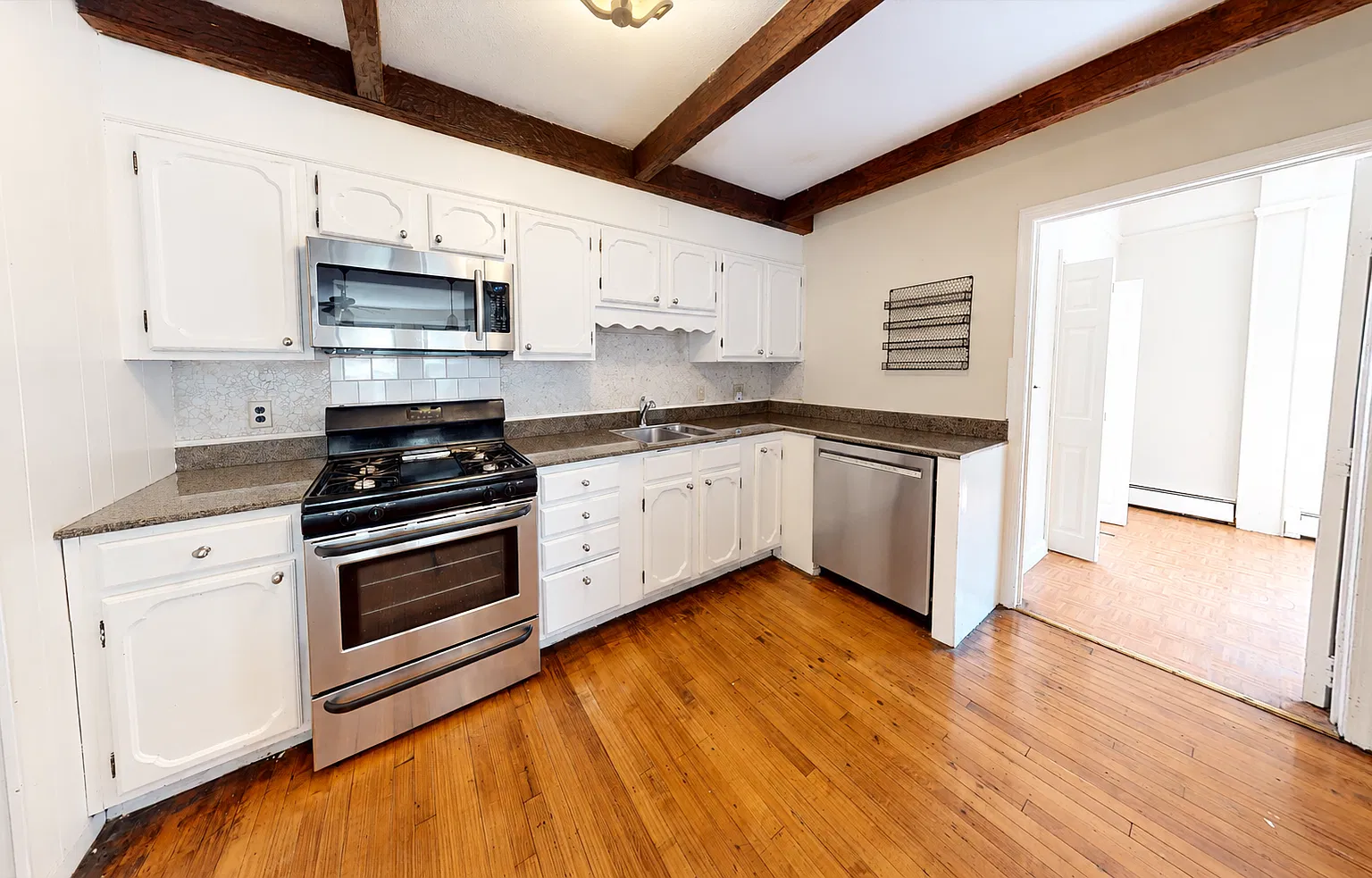 4 bed, 1421 sqft, $5,995 — Photo 2