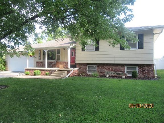 3rd image of 406 E Lewerenz St