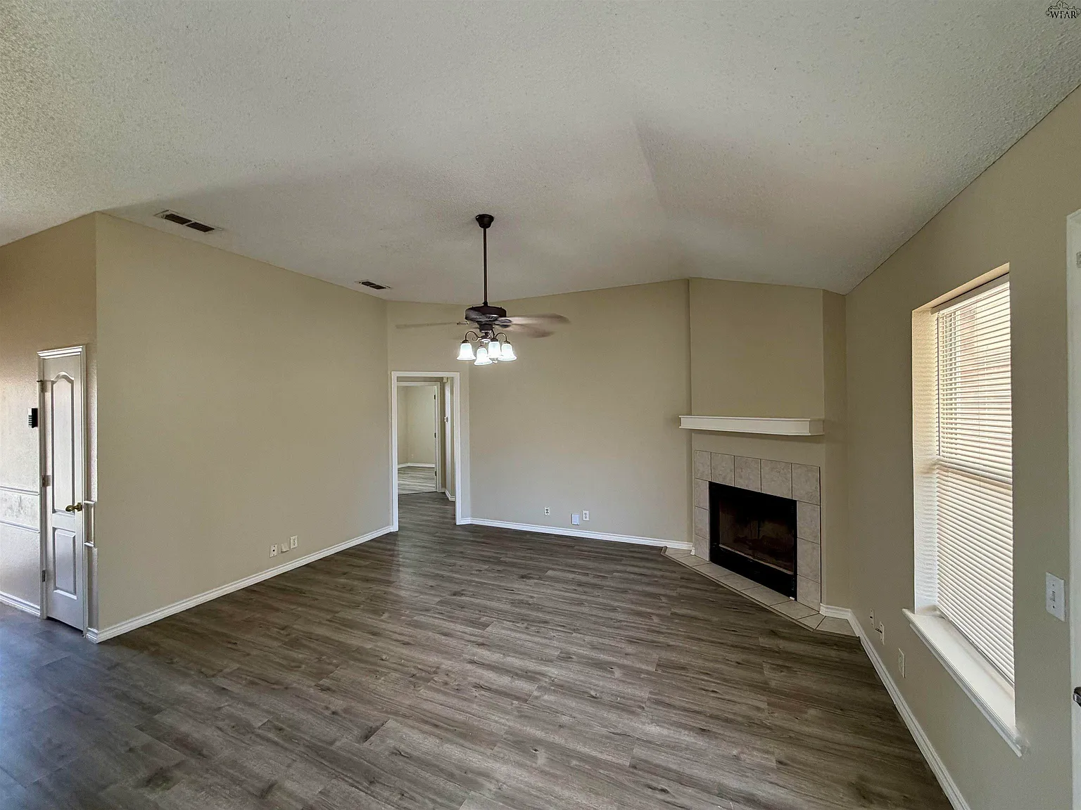 3 bed, 2.0 bath, 1249 sqft, $1,875 — Photo 3