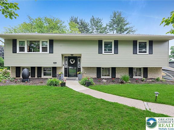 2nd image of 5970 Club House Ln