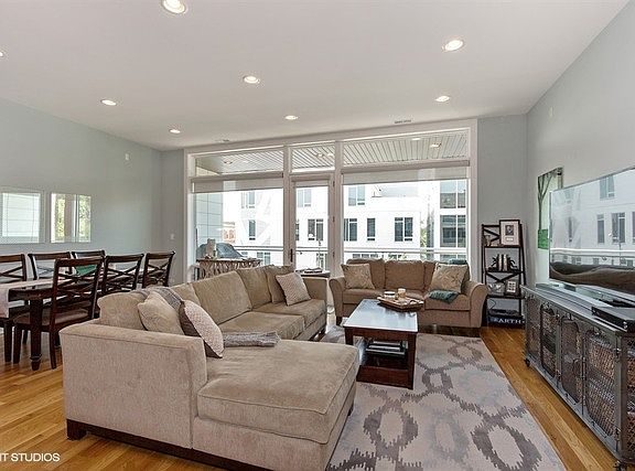 2nd image of 2204 W Chicago Ave APT 3W