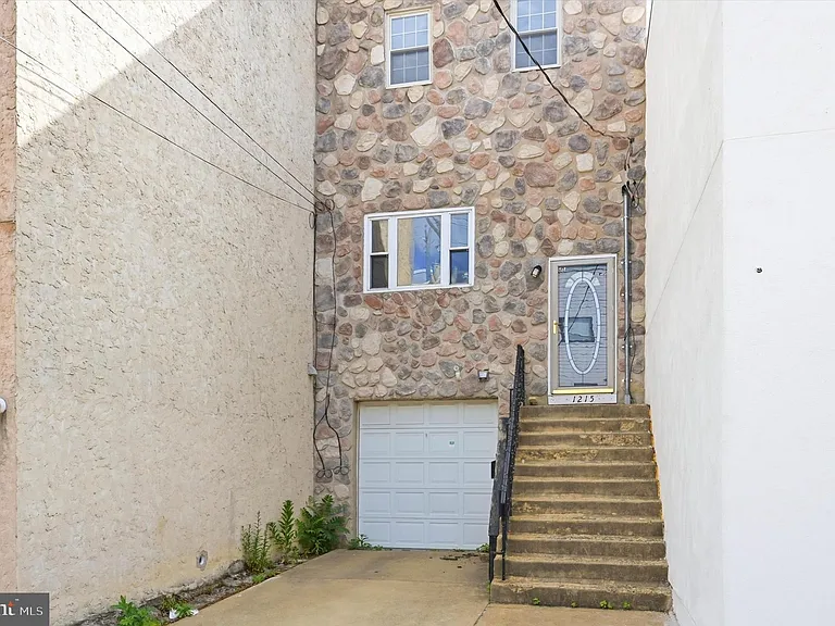 1215 Crease St — Photo 3