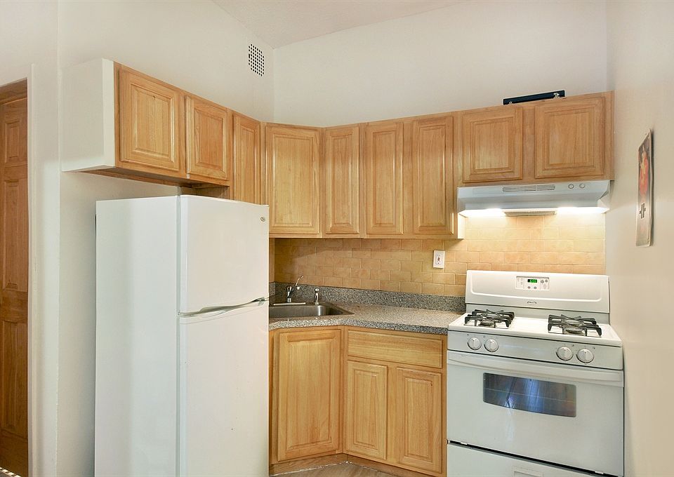 2nd image of 50 S Oxford St APT 2A