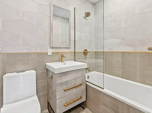 550 Van Buren Street image 4 of 4