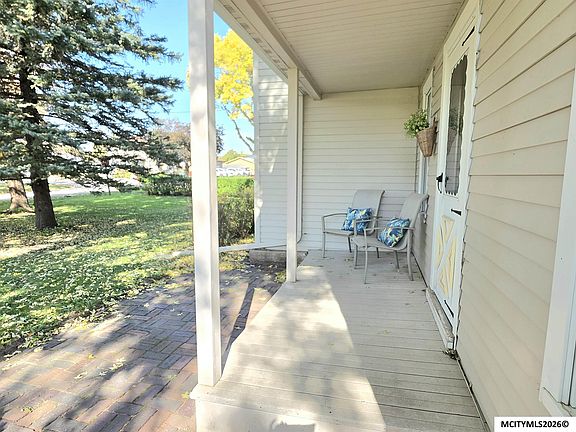 4th image of 602 Main St E