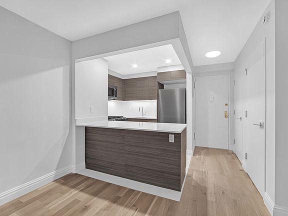 5th image of 360 E 65th St APT 16G