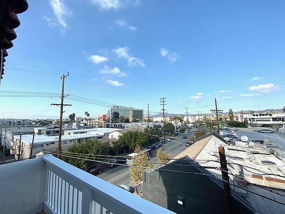 5th image of 922 S Barrington Ave #2e2324f85