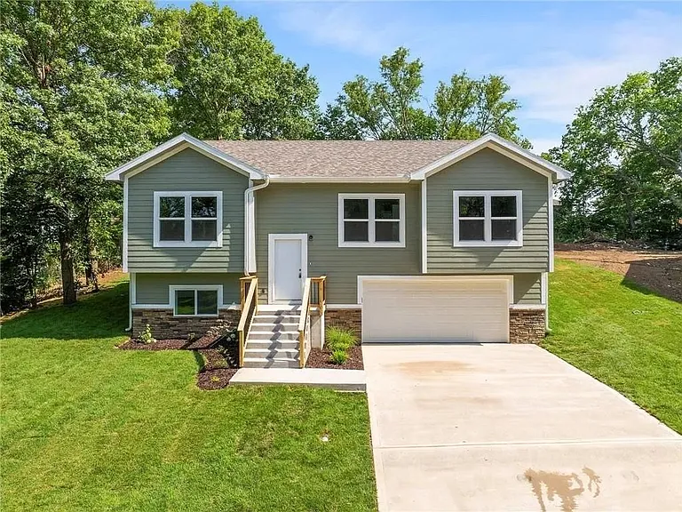 135 Cedar Ct — Photo 1