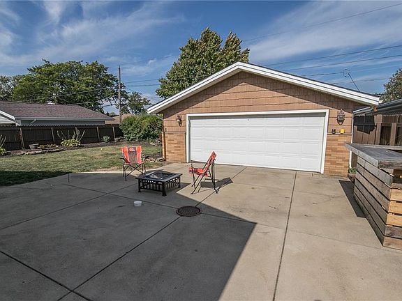3rd image of 181 E Parkleigh Dr
