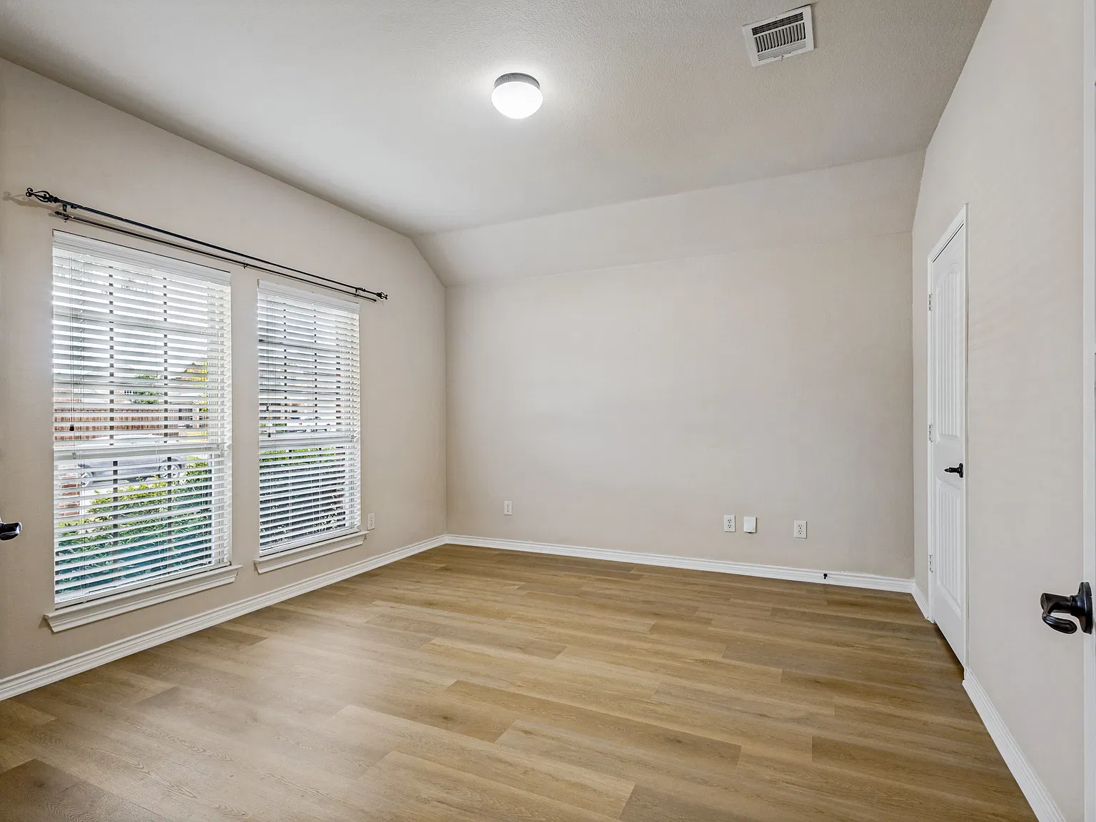 4 bed, 2136 sqft, $2,600 — Photo 4