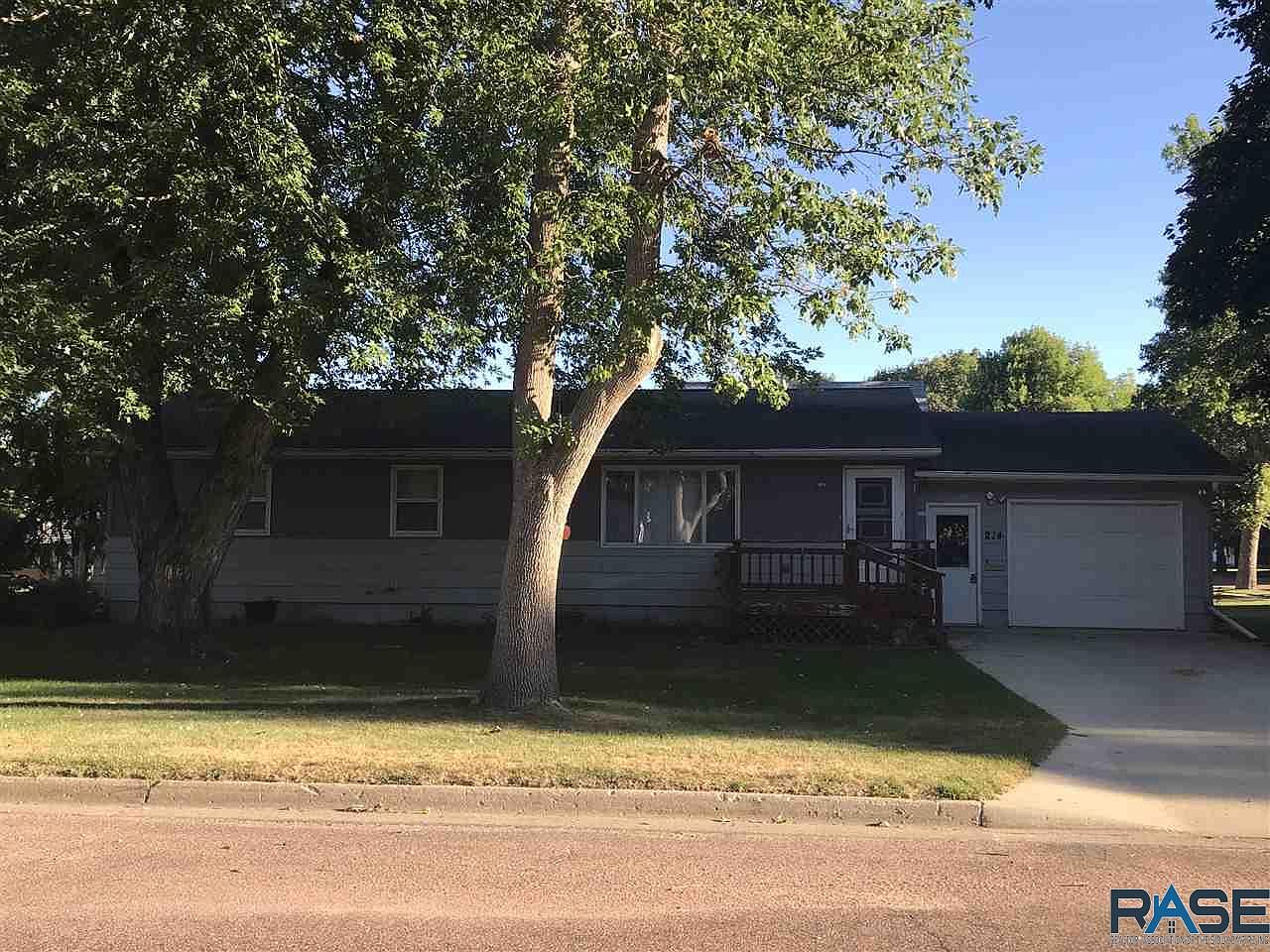 214 E Elm Ave, Flandreau, SD 57028 Zillow