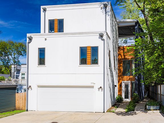 garage with 6 private parking spots for guests