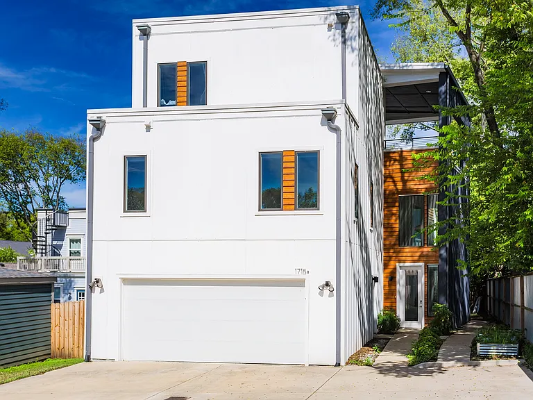garage with 6 private parking spots for guests