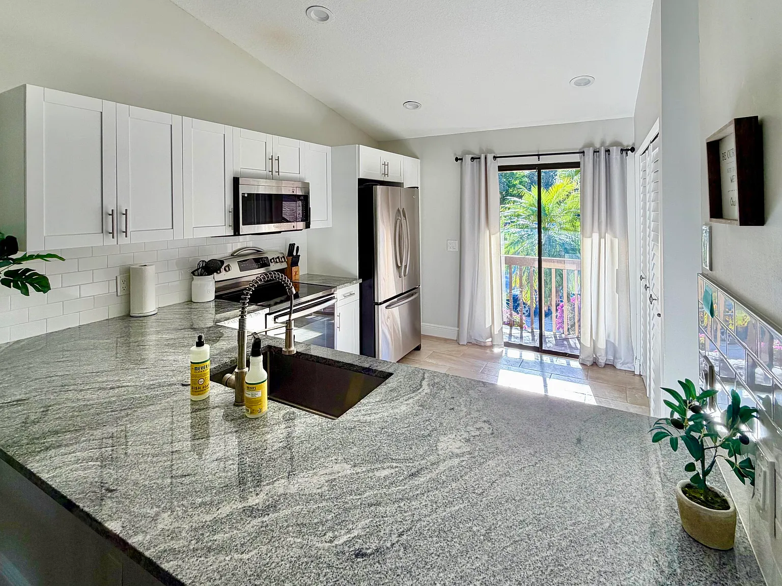 3 bed, 2.0 bath, 1300 sqft, $4,250 — Photo 3