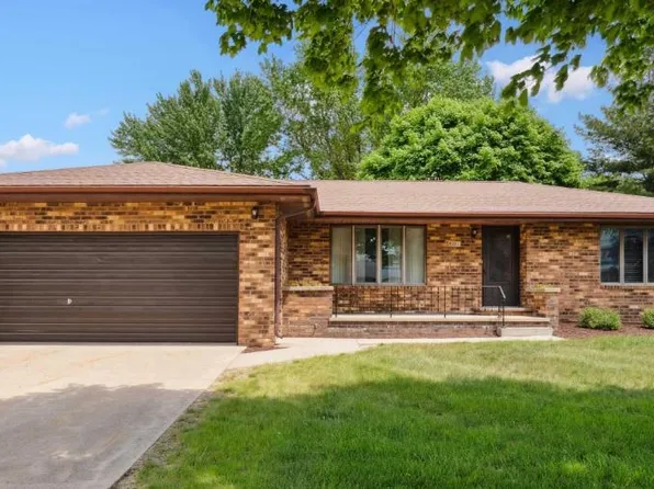 801 Tanglewood Dr, Manchester, IA 52057